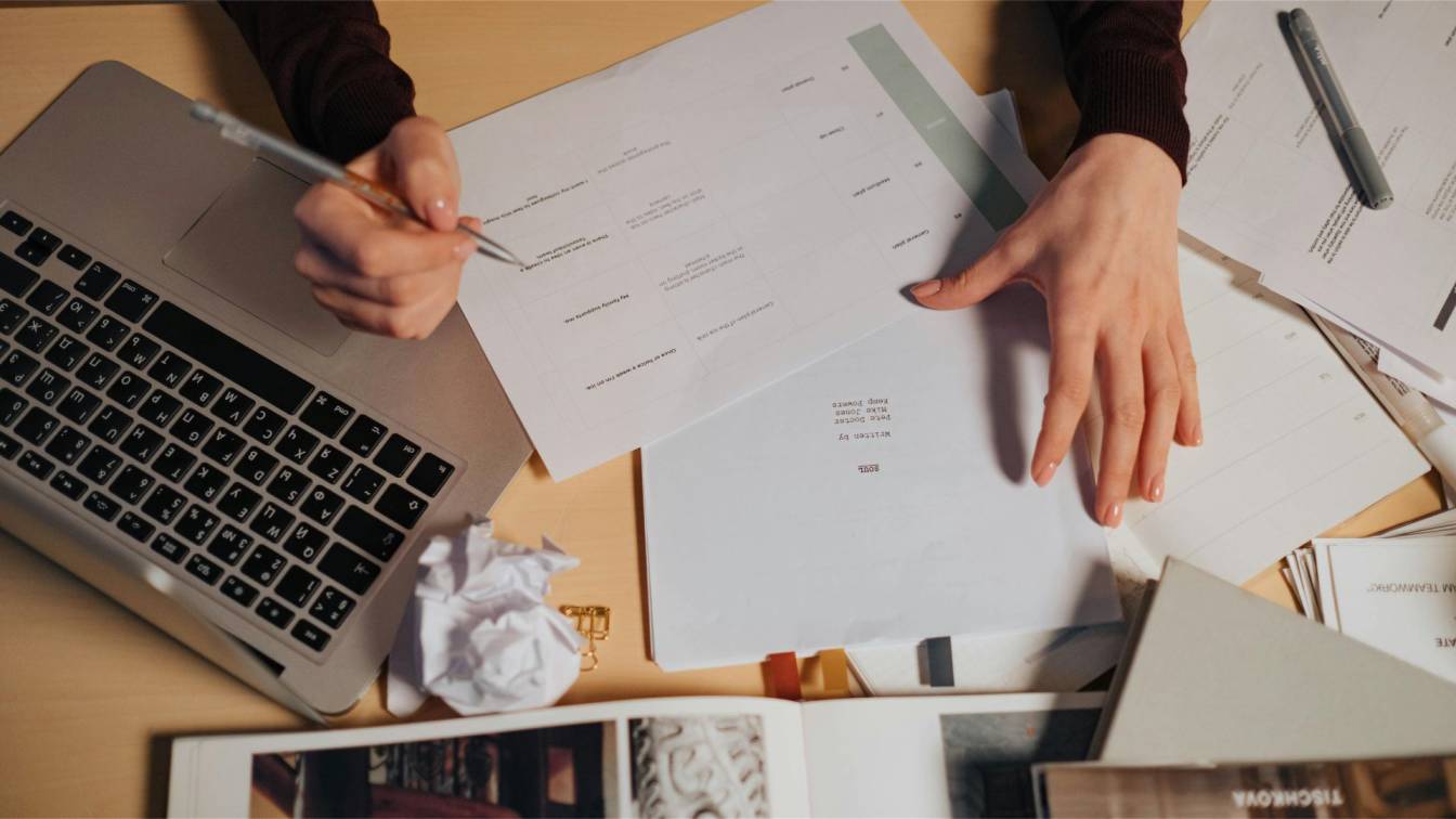How to Write Research Papers Using AI